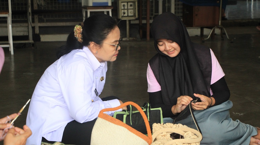 Agustina Borong Tas Rajut di Lapas Perempuan Semarang, Dukung Produk Warga Binaan