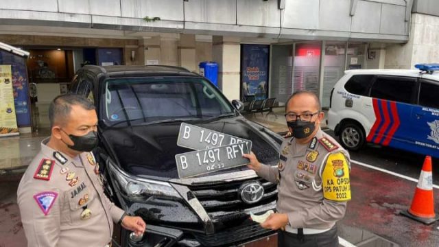 Mobil Pelat RFY Masuk Jalur Busway, Polisi Baru Bertindak usai Viral di Medsos