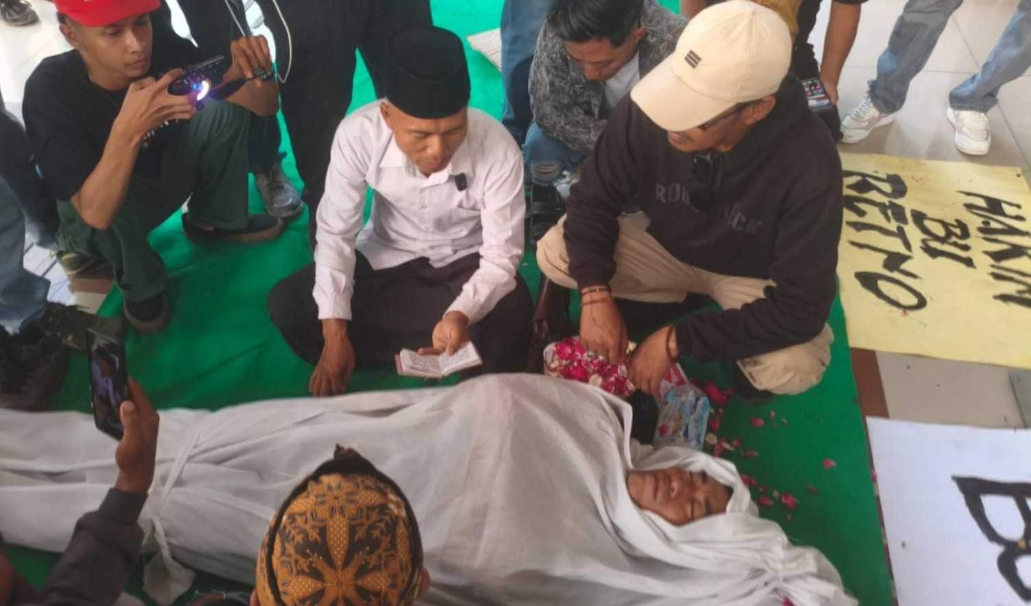 Usut Dugaan Suap, Massa AMPB Pilih 'Jalur Langit' Sumpah Pocong Tantang Hakim PN Pati