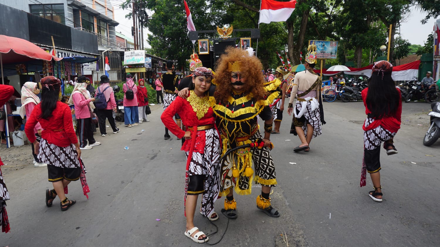 Kontingen SMP Negeri 1 Balapulang Kabupaten Tegal Angkat Tema  Saleho Tari Warok saat Karnaval  ‎