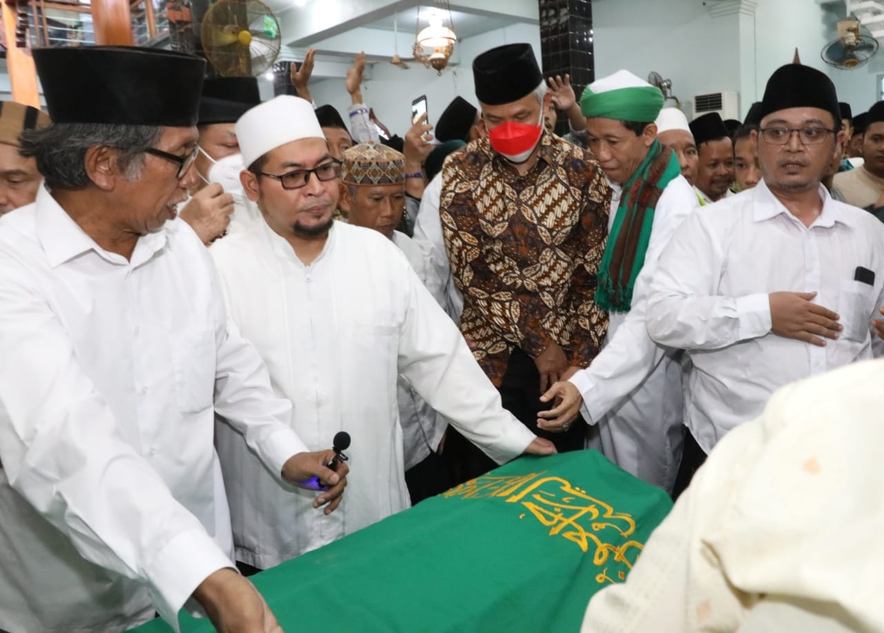 Ganjar: Mbah Dimyati Ulama Panutan dan Pemberi Kesejukan