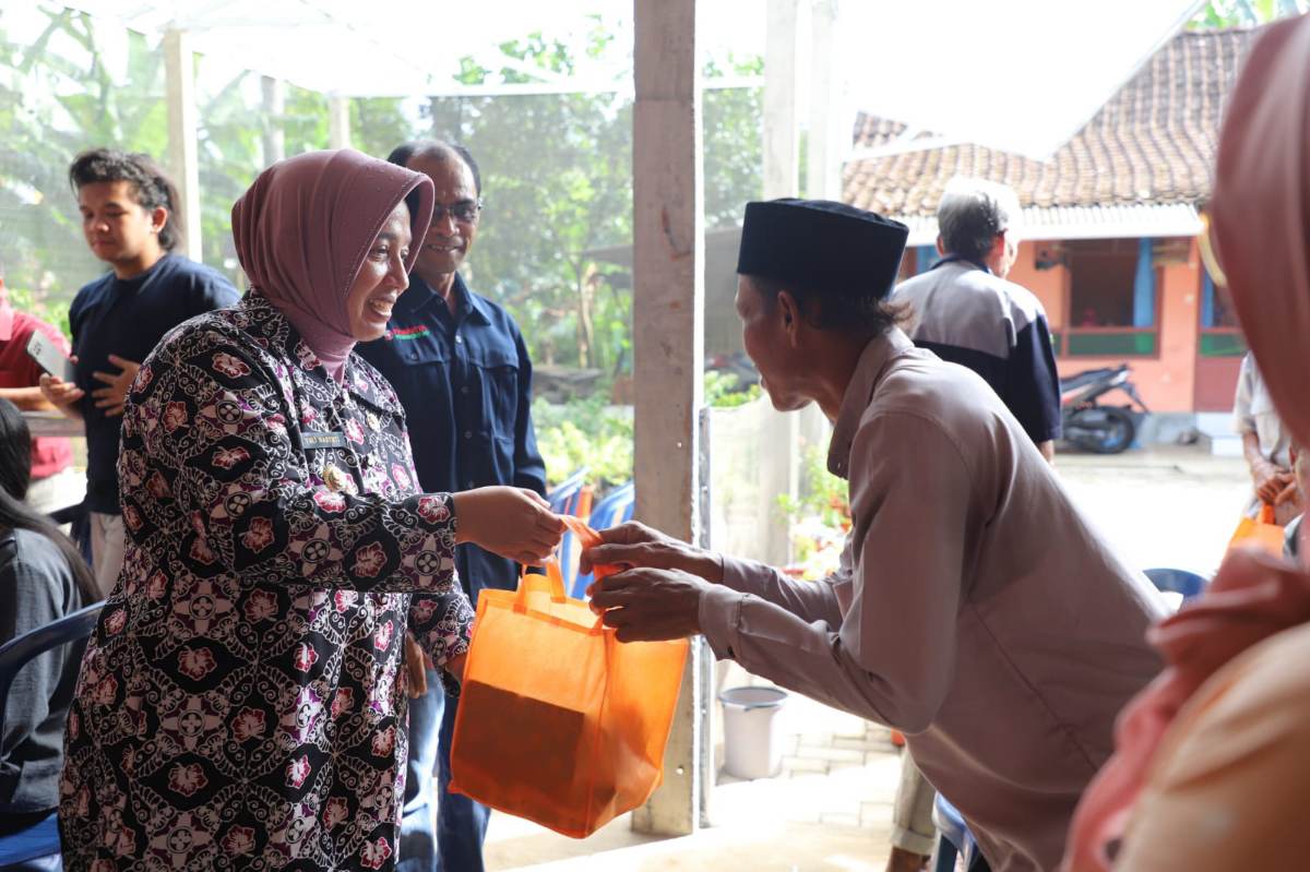 Hadiri Perayaan Natal dan Tahun Baru Bersama Pewarta, Bupati Purworejo Serahkan Puluhan Paket Sembako