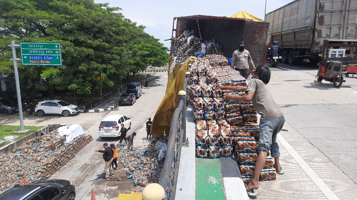 Truk Bermuatan 25 Ton Kopi Botol Terguling di Flyover Madukoro Semarang, Pemotor Tertimpa Muatan