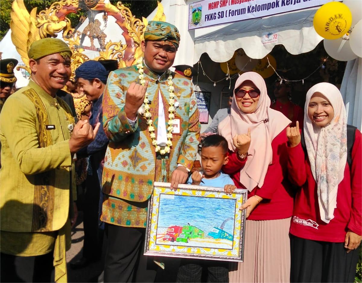 Tonton Pameran Karya Pendidikan, Wabup Jepara Dapat Surprise Mengejutkan