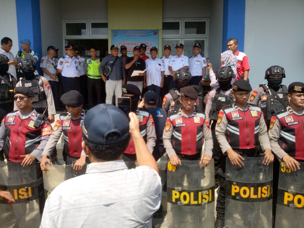 Demo Awak Angkutan di Kabupaten Tegal Sepakat Tolak Odong-odong 