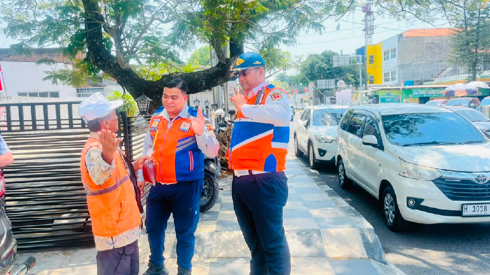 Parkir Sembarangan di Jalan Tanjung, Petugas Dishub Semarang Tertibkan Kendaraan