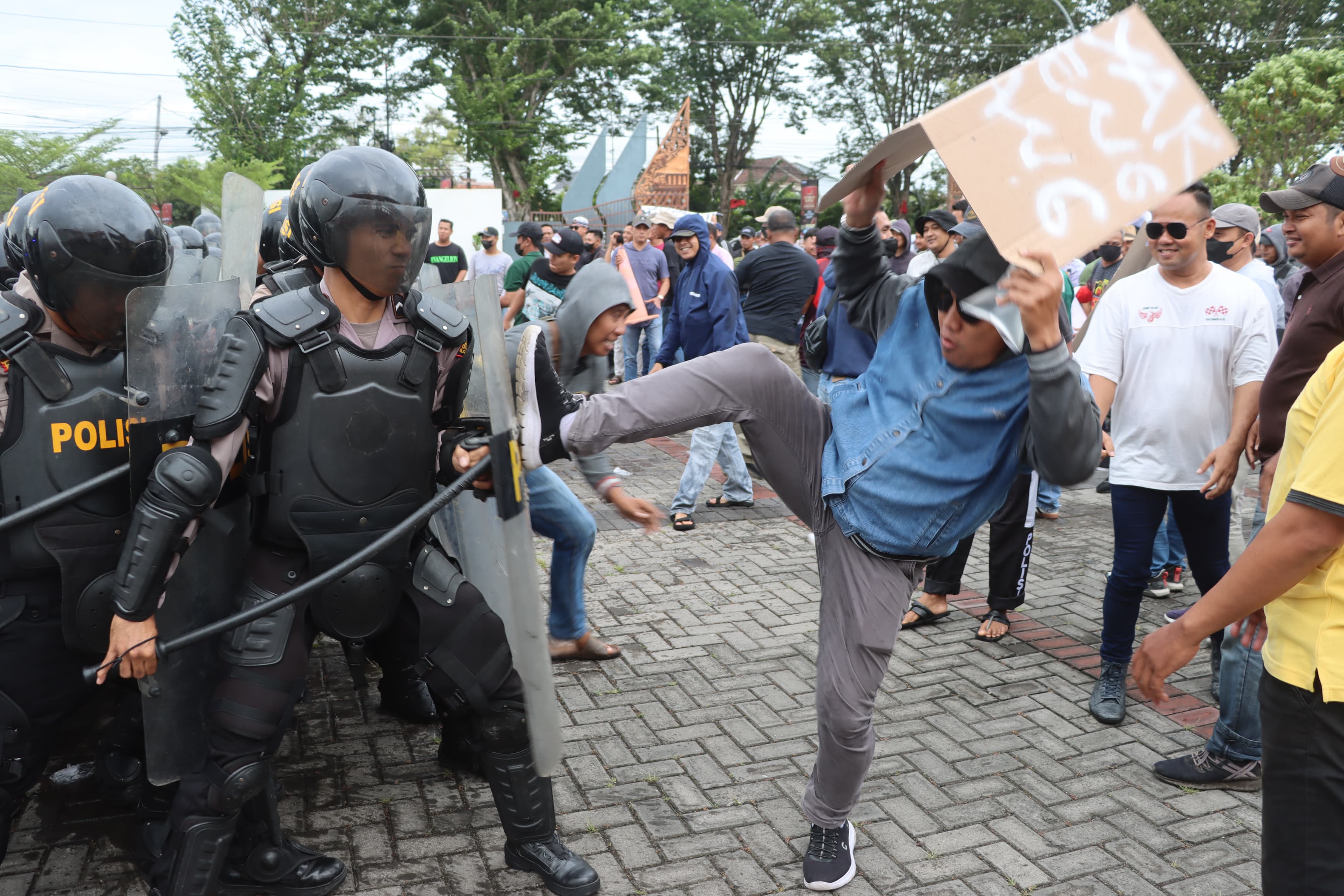 Stadion Sultan Fatah Demak 'Mencekam', Polisi Redam Keberingasan Massa