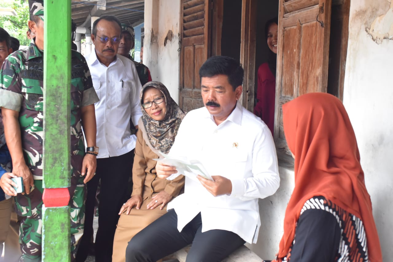 Menteri ATR Hadi Tjahjanto Bagikan Sertifikat Tanah Door to Door di Desa  Bersole 