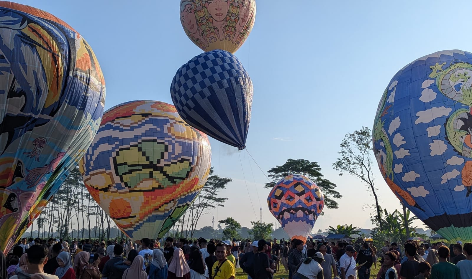 Dari Tayo hingga Dragon Ball, Serunya Penyisihan Festival Balon Udara Pekalongan