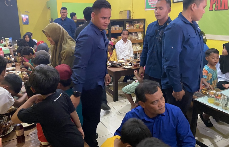 Warga Kerubuti Jokowi saat Santap Sate di Warung Pak Daman Blora, Rela Menunggu Berjam-jam