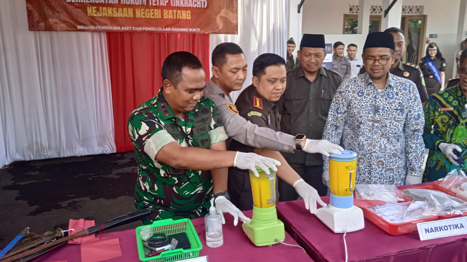 Kejari Batang Musnahkan Ribuan Barang Bukti, Dari Pil Yarindo hingga Samurai