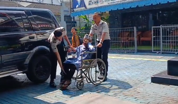 Dikawal Ketat, Napi Kasus PPA Rutan Salatiga Jalani Operasi Katarak di RST dr. Asmir 