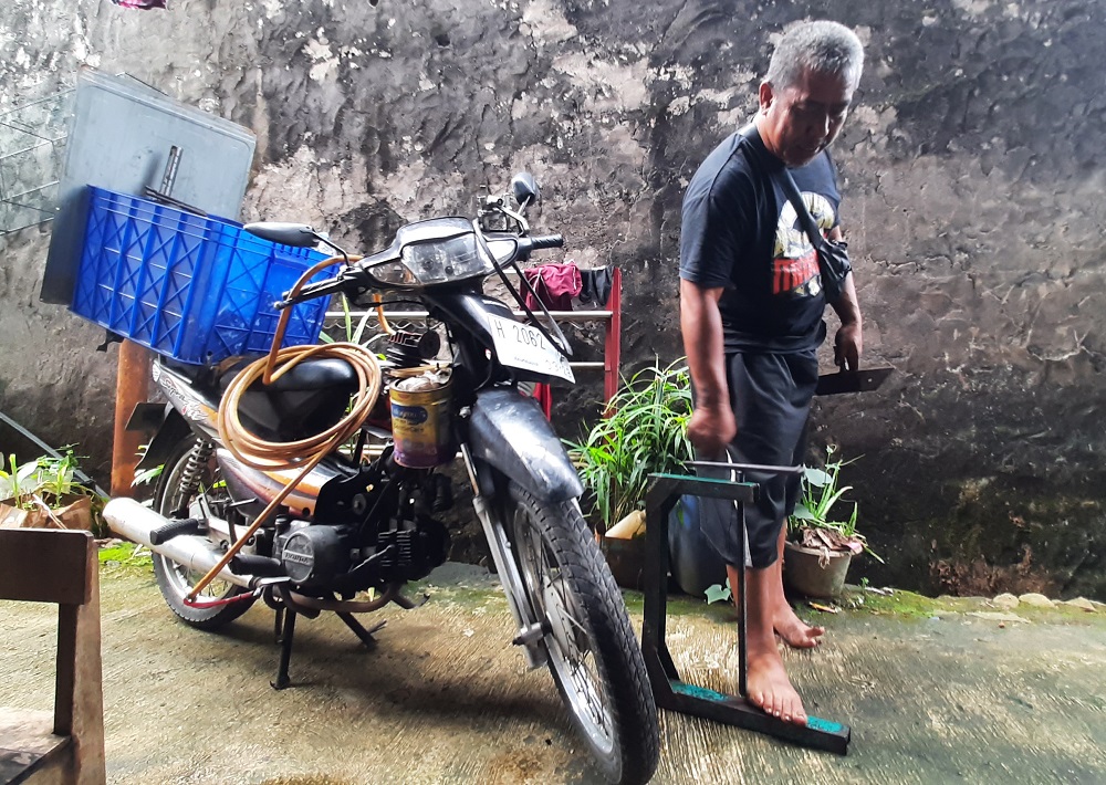 Kisah Paryono, Tambal Ban Keliling 24 Jam di Semarang dengan Supra Bapak