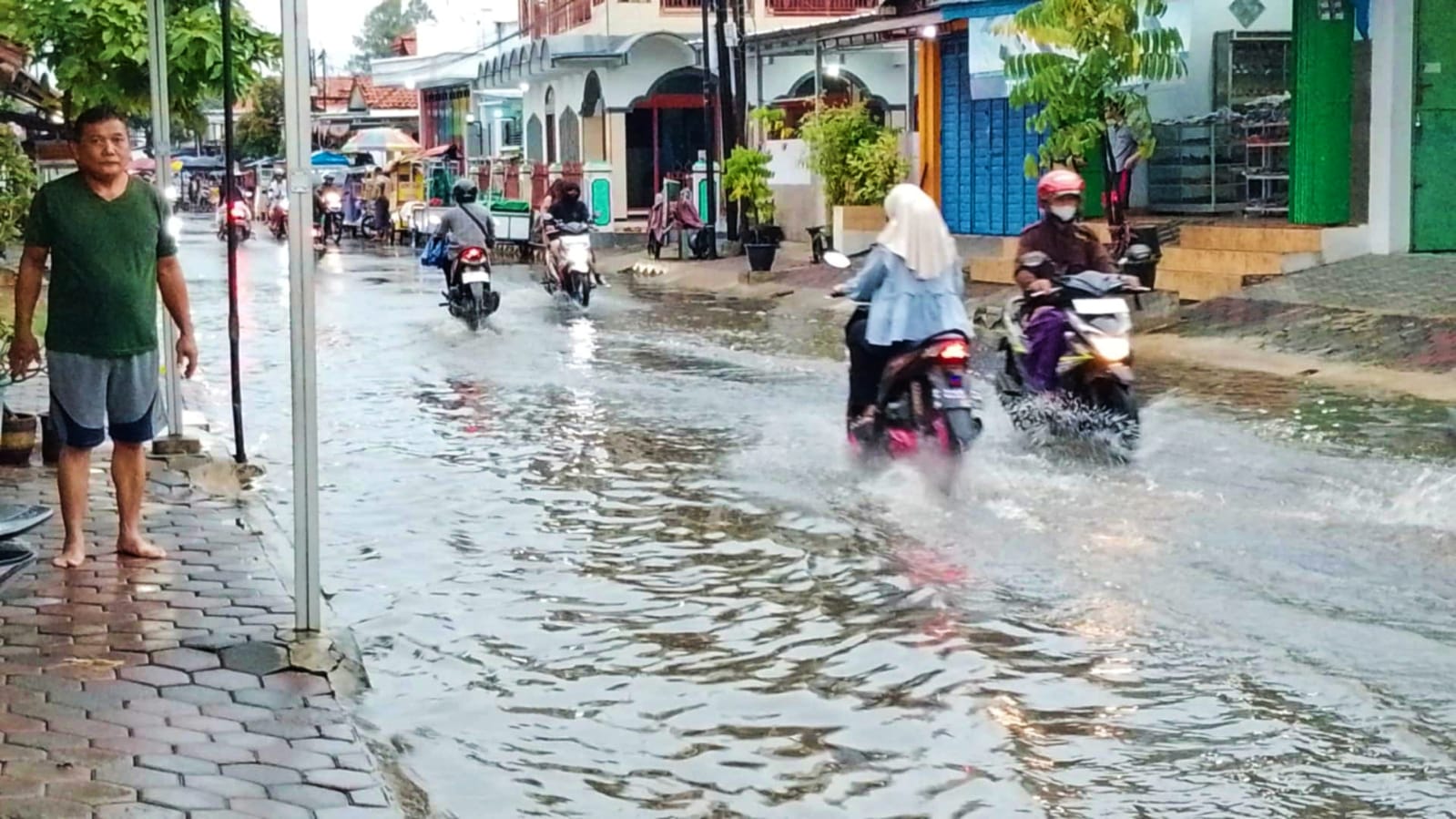 Jalan di Kabupaten Pemalang Banjir Akibat Pendangkalan dan Sempitnya Saluran Air Pembuangan
