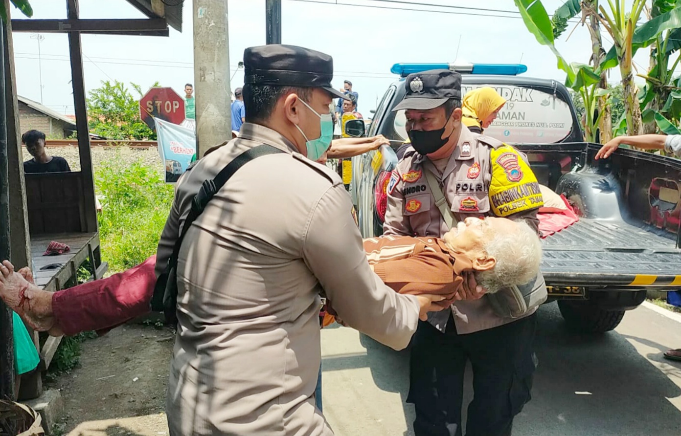 Nyaris Celaka, Warga Kabunan Pemalang Terserempet Kereta Api 