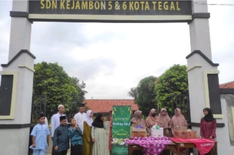 Tingkatkan Kepedulian, SD Negeri Kejambon 6 Tegal Berbagi Takjil 