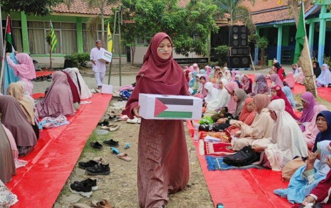 Siwa SD dan Wali Murid SD Muhammadiyah 1 Comal Kabupaten Pemalang Gelar Doa Bersama dan Salat Gaib