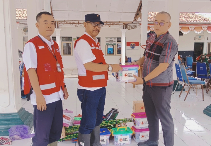 PMI Kabupaten Pemalang Bantu Korban Banjir Sungai Comal