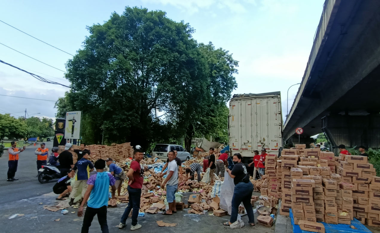 Truk Muatan Susu Terguling di Flyover Kalibanteng, Lalu Lintas Tersendat hingga Sore