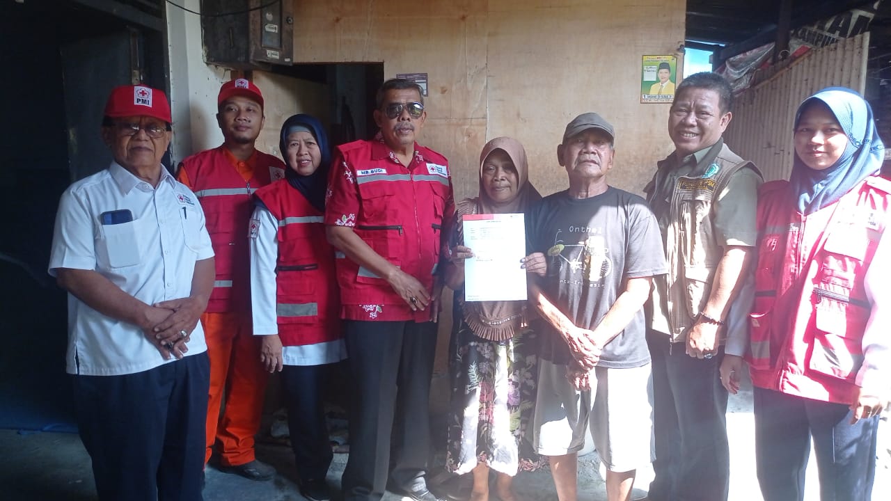 Sinergi Bersama IPSM, PMI Kota Tegal Beri Bantuan Rumah Tidak Layak Huni