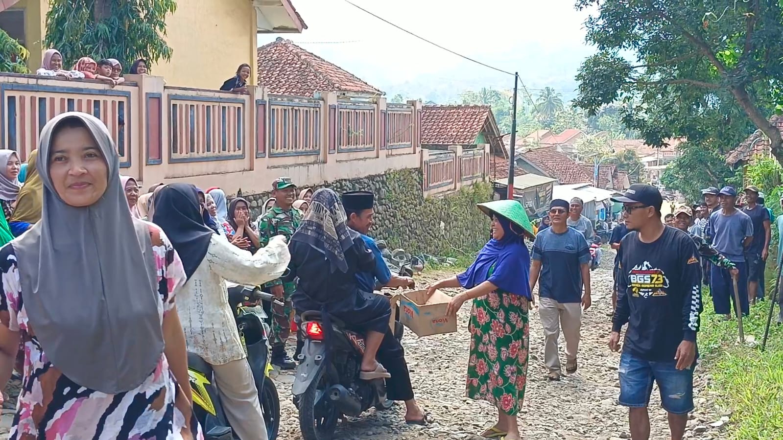 Warga Salem Brebes Protes Jalan Rusak, Galang Dana Langsung Perbaiki Swadaya