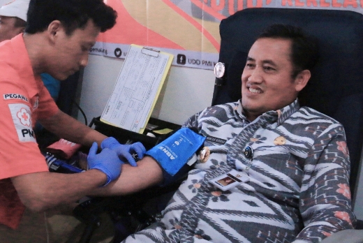 Bupati Pemalang Mansur Hidayat Ajak Warga Rutin Donor Darah. 