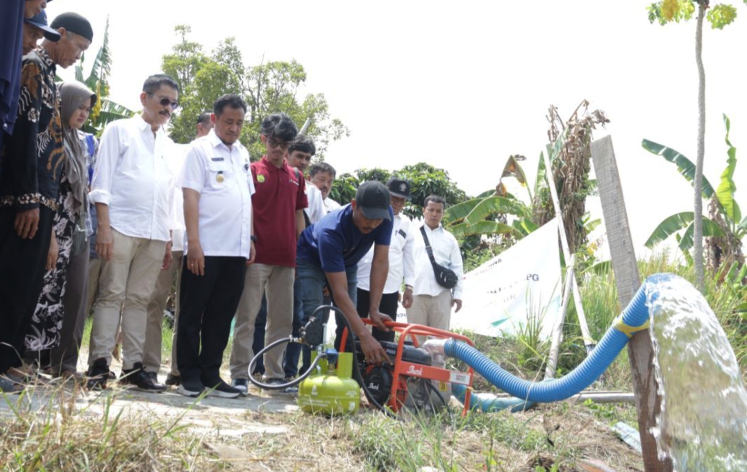 Bupati Pemalang Serahkan Bantuan Pompa Air untuk Petani