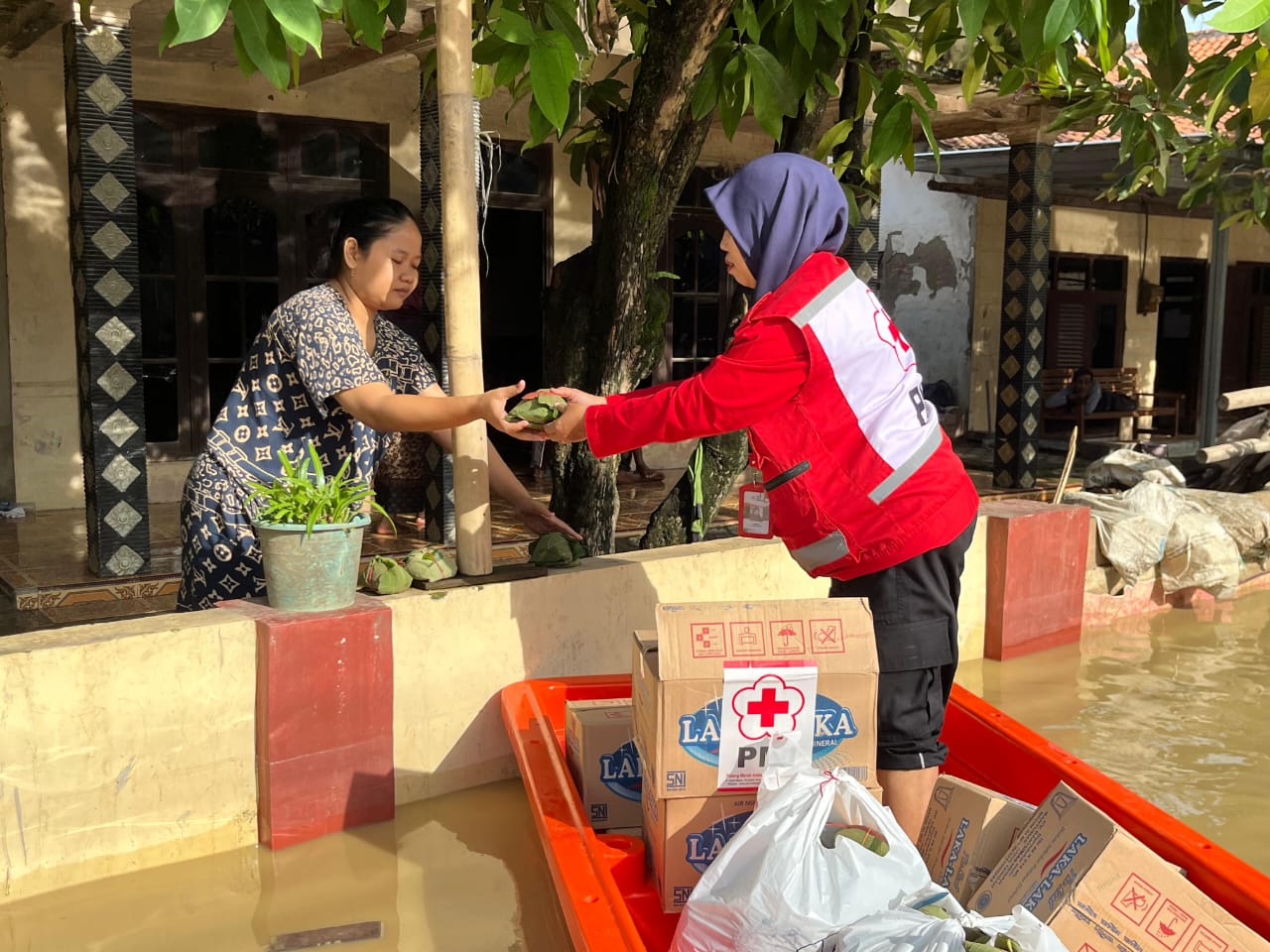 3 Desa di Pantura Banjir, PMI Kabupaten Tegal Beri Bantuan