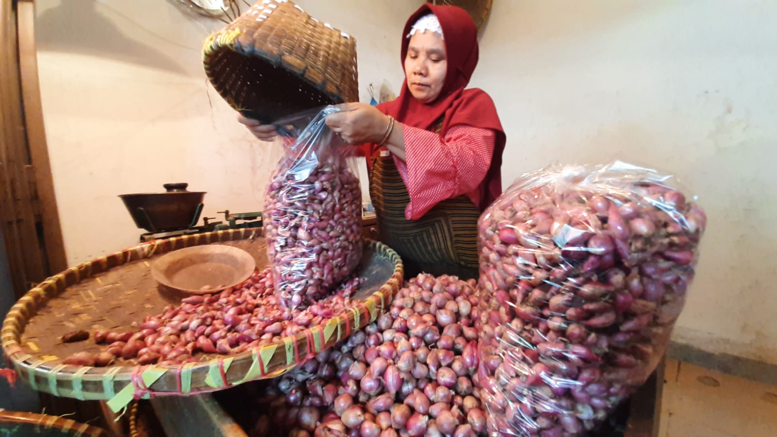 Harga Bawang Merah di Pasar Johar Naik Rp3.000 Per Hari