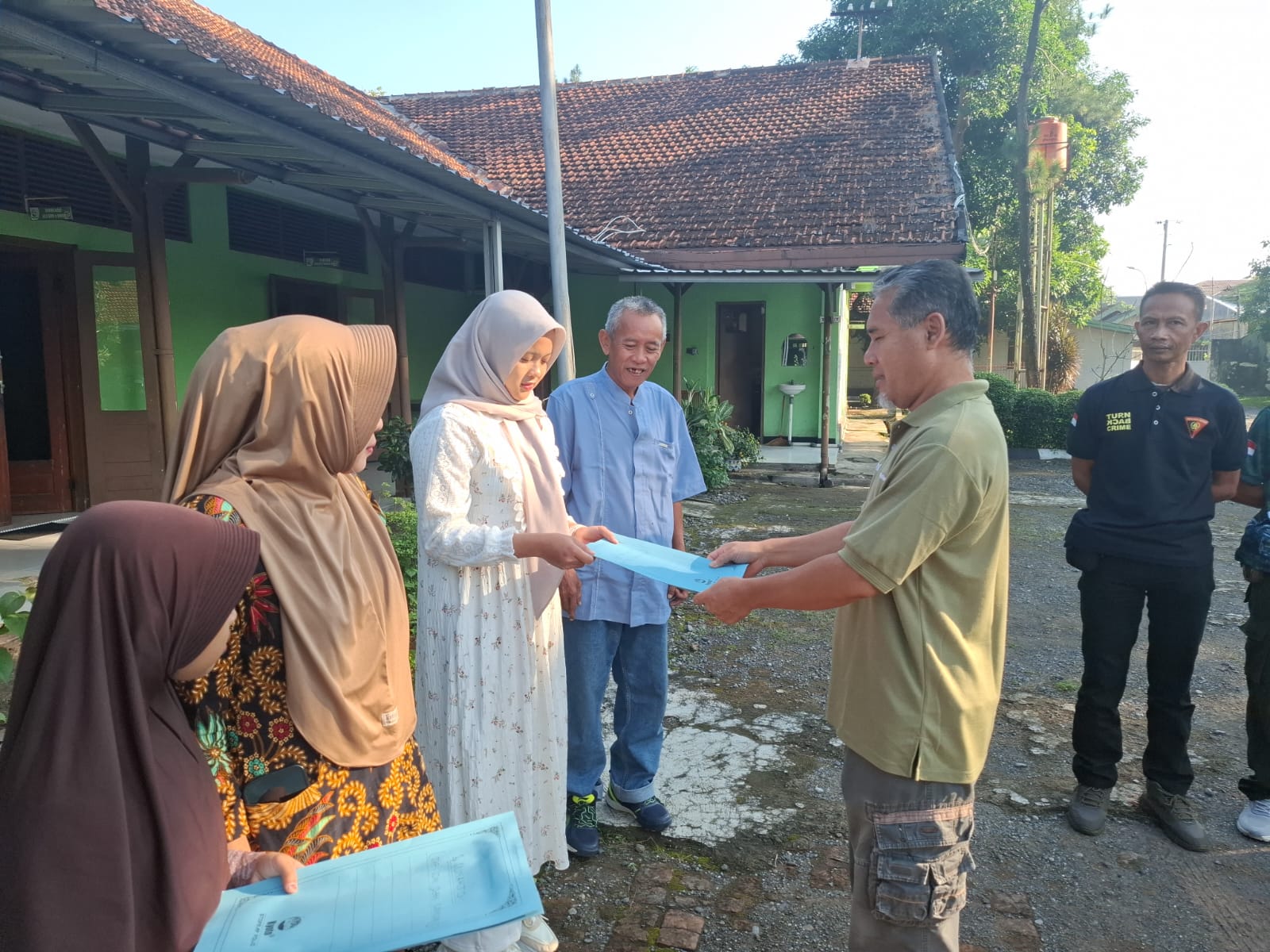 Serahkan Bantuan Biaya Pendidikan