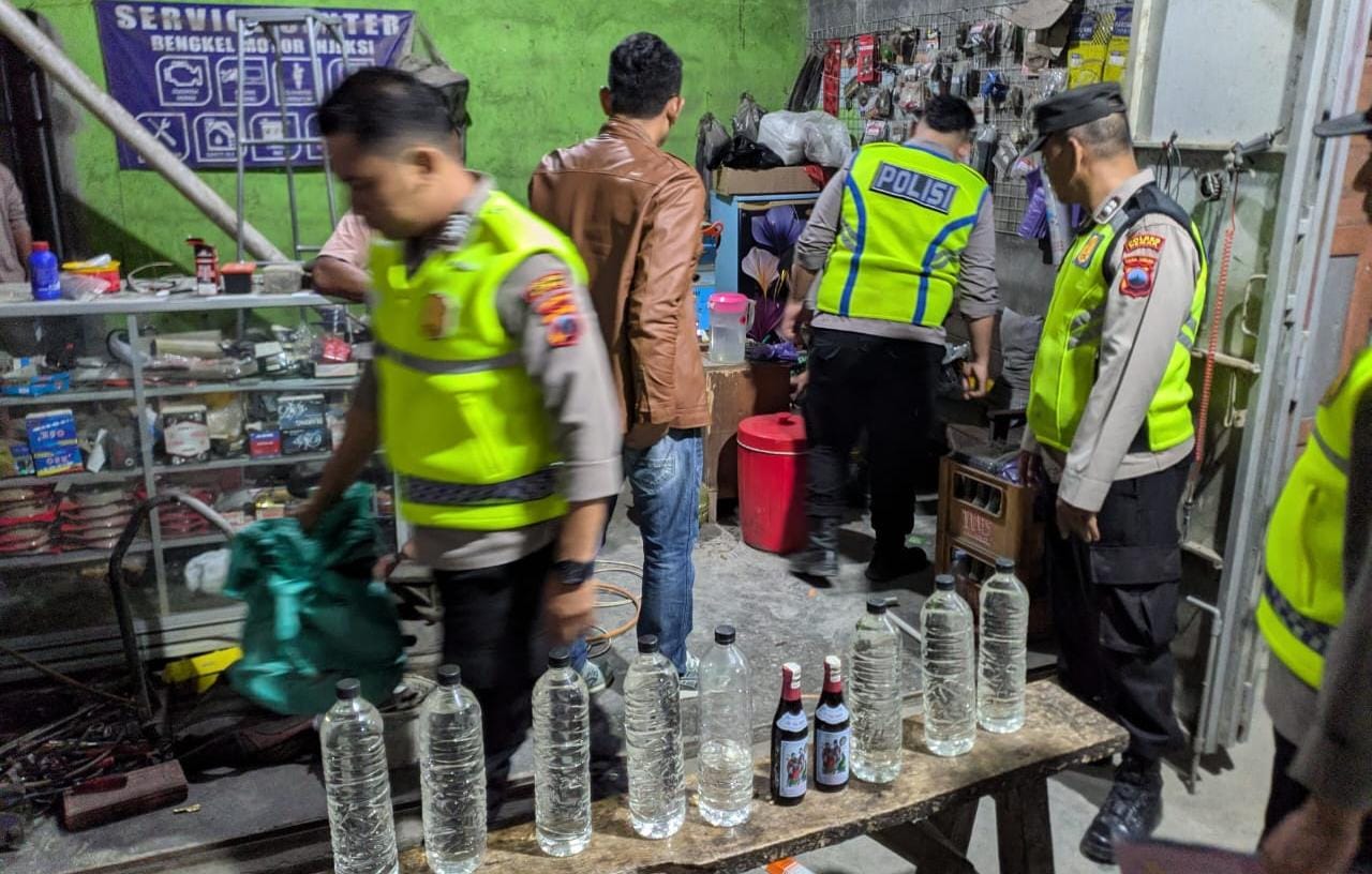 Aduan Warga Ditindak! Polsek Karanganyar Demak Sita 44 Botol Miras dan 3 Mesin Pres