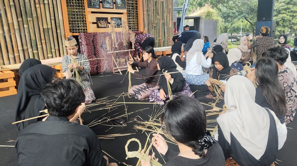 Menunggu Buka Puasa, Puluhan Remaja Latihan Bikin Wayang Suket di Taman Indonesia Kaya Semarang