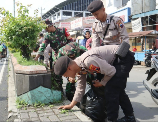 TNI-Polri Kompak Bersihkan Pasar Randudongkal Kabupaten Pemalang 