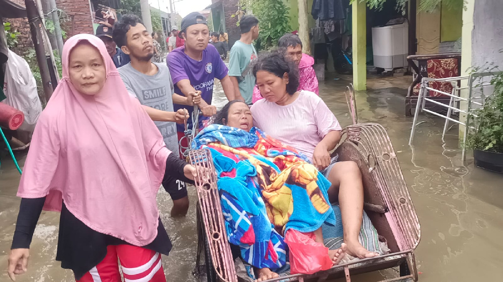 Warga Kritis Saat Banjir, Misiyem Dievakuasi Menggunakan Becak 