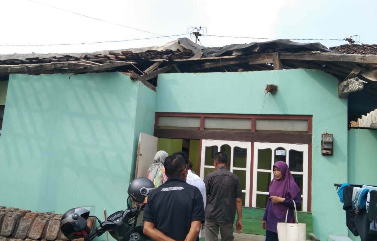 Dua Rumah Warga Tegal Ambruk, PMI Gercep Gelontor Bantuan