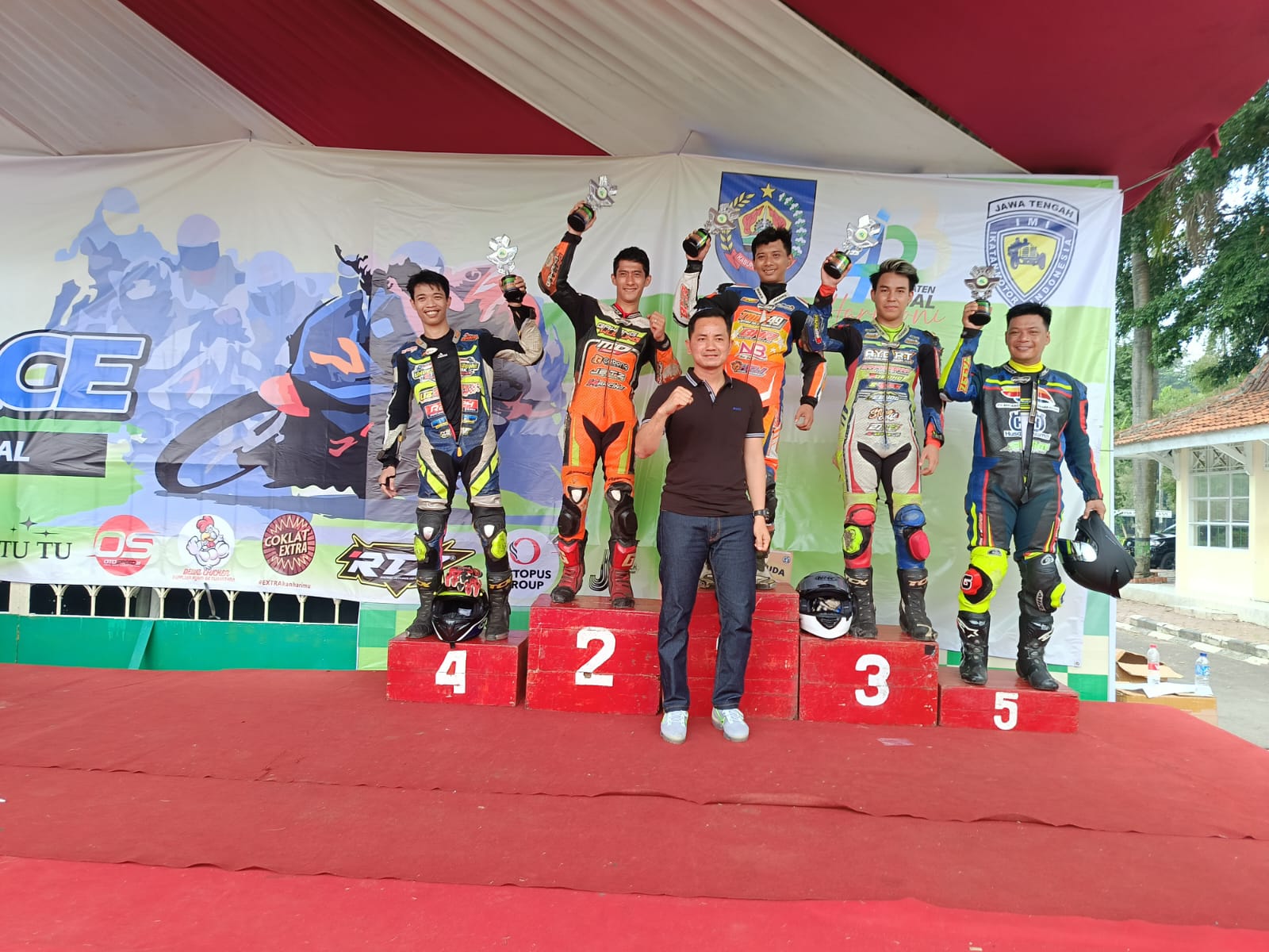 Pebalap Road Race UB2T Cobra dapat Apresiasi saat Berlaga di Alun-alun Hanggawana Kabupaten Tegal 