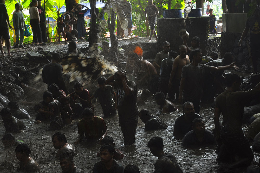 Bentuk Mensucikan Diri sebelum Ramadan, Bima Rela Mandi Lumpur di Sendang Gede