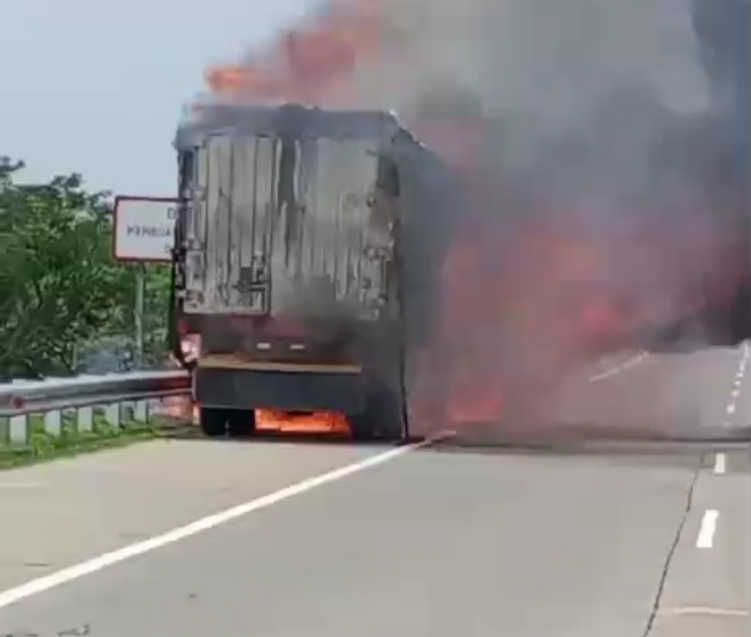 Truk Muatan Plastik 8 Ton Terbakar di Tol Batang-Semarang, Ini Penampakannya