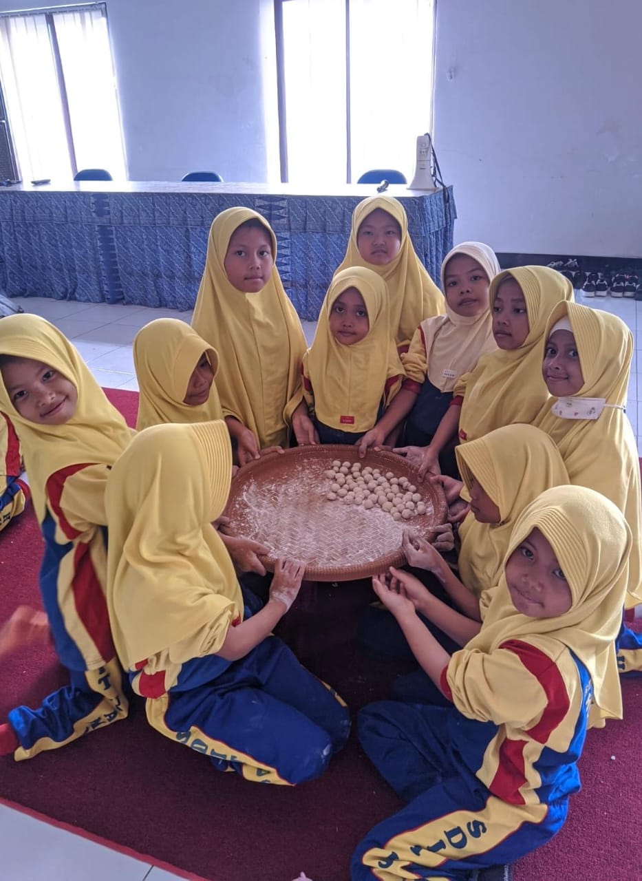 Siswa Kelas 2 SDIT Usamah Belajar Sambil Berkreasi
