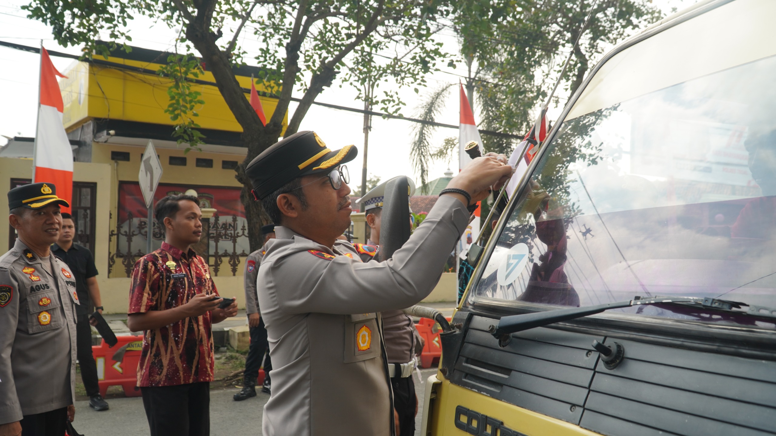 Sambut HUT ke-81 RI, Polres Tegal Tebar Bendera Merah Putih di Jalanan