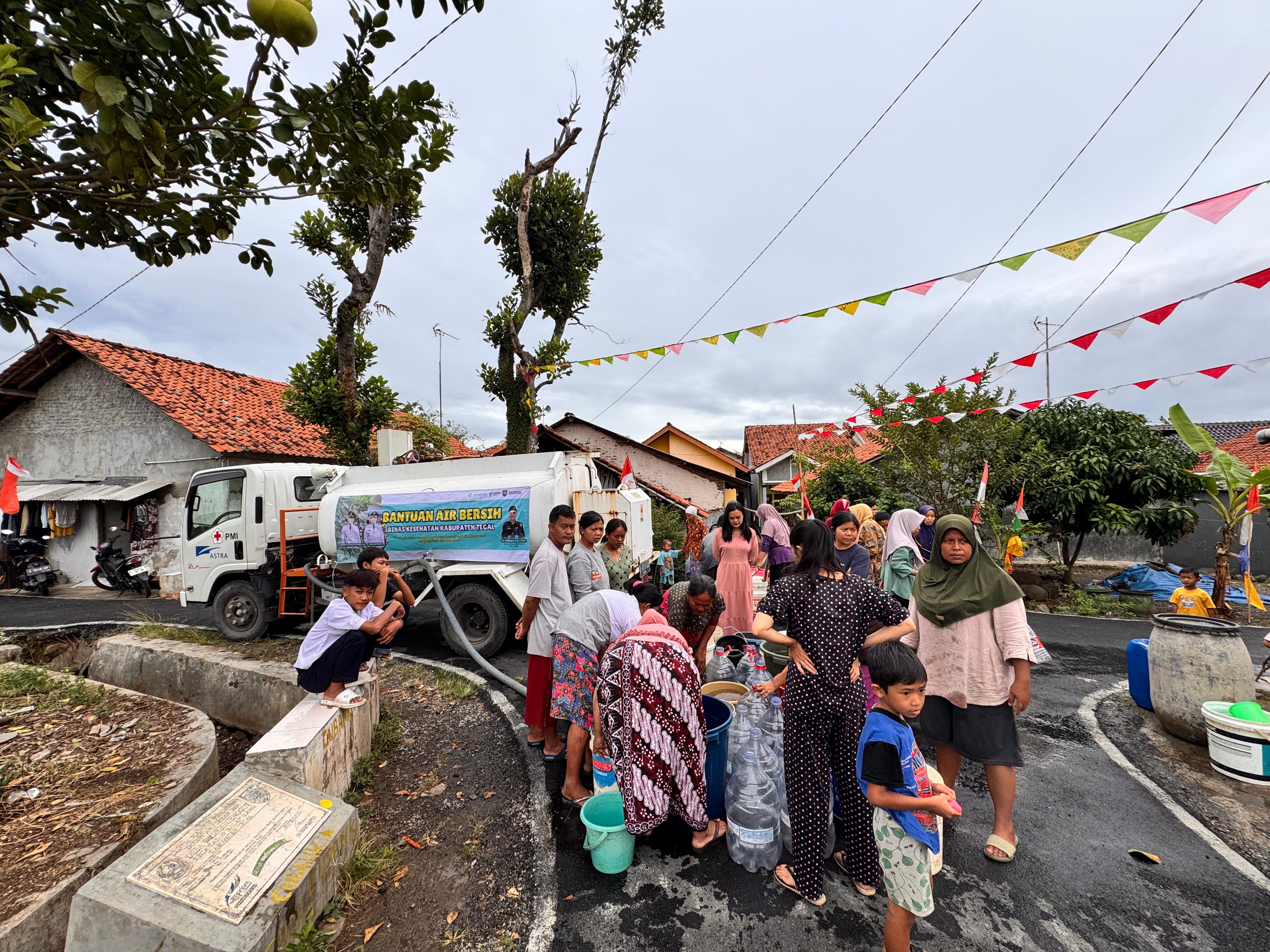 Dinkes dan PMI Kabupaten Tegal Salurkan Air Bersih untuk Ratusan Warga ‎