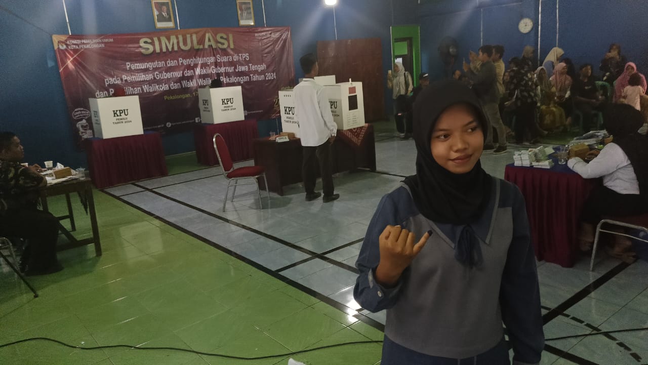 Cerita Groginya Salwa dan Aninda Ikut Simulasi Pilkada 2024 KPU Kota Pekalongan sebagai Pemilih Pemula