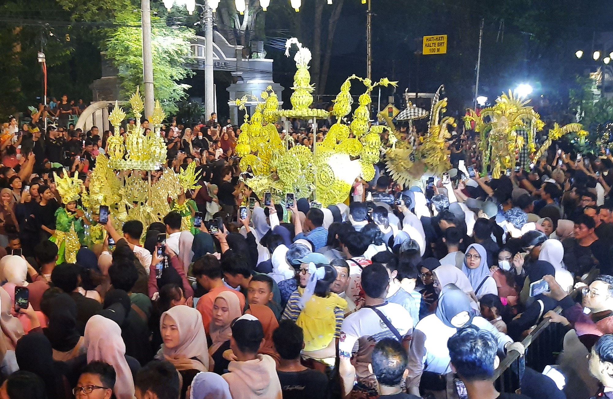 Semarang Night Carnival 2025 Meriah, Ribuan Warga Padati Jalan Pemuda Kota Semarang