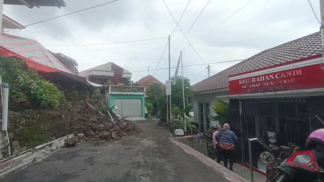 Retak Sejak Tahun Lalu, Talud Setinggi 3 Meter di Balai Kelurahan Candi Longsor