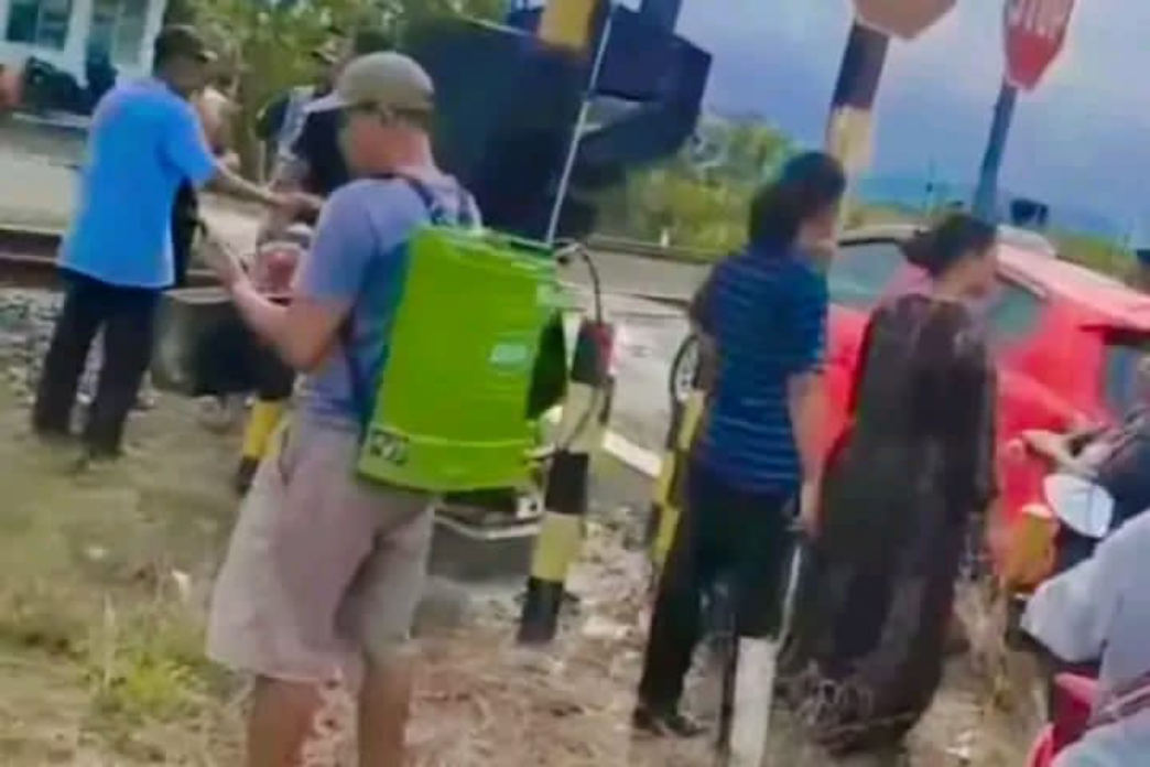 Dua Mobil Tertemper KA Argo Merbabu di Kendal, Tak Ada Korban Jiwa