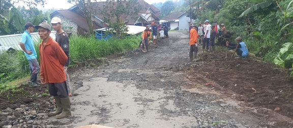 Warga Desa Gunungsari Kabupaten Pemalang Kerja Bakti Perbaiki Jalan Rusak 