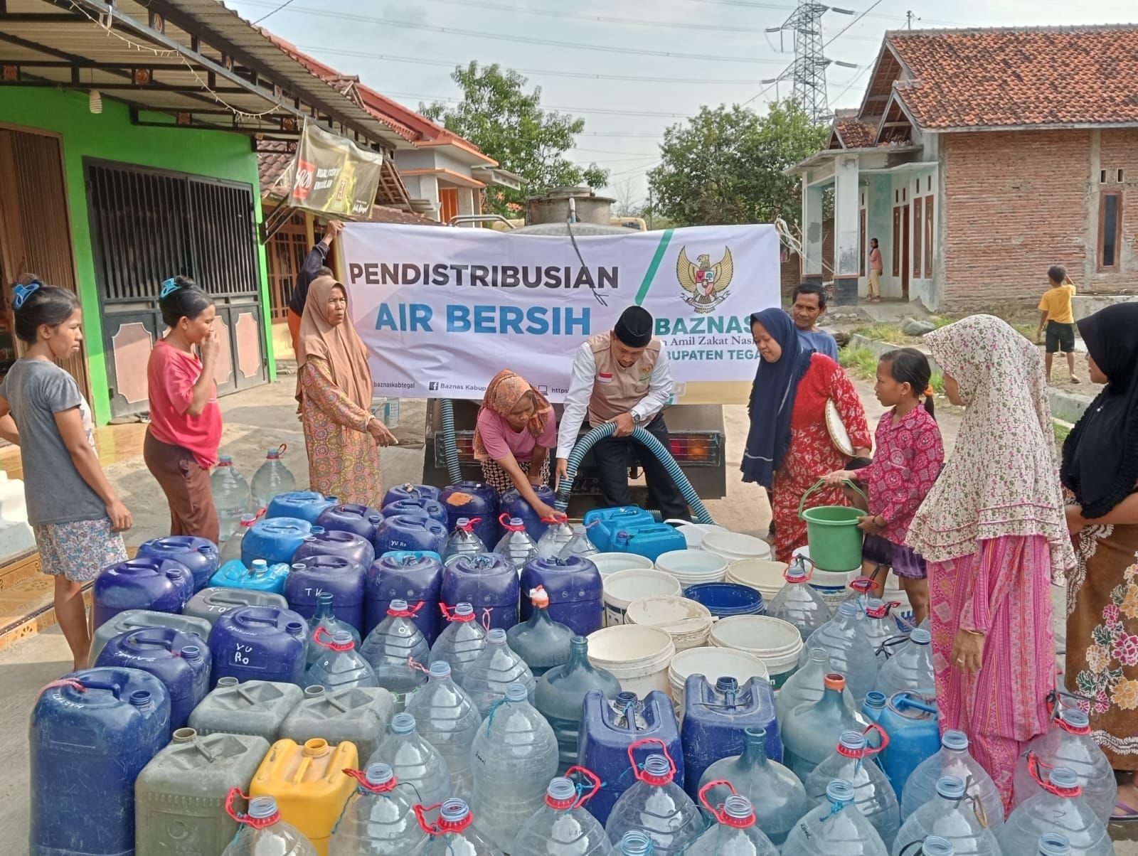 Atasi Kemarau Panjang, Baznas Kabupaten Tegal Salurkan Bantuan Air Bersih 