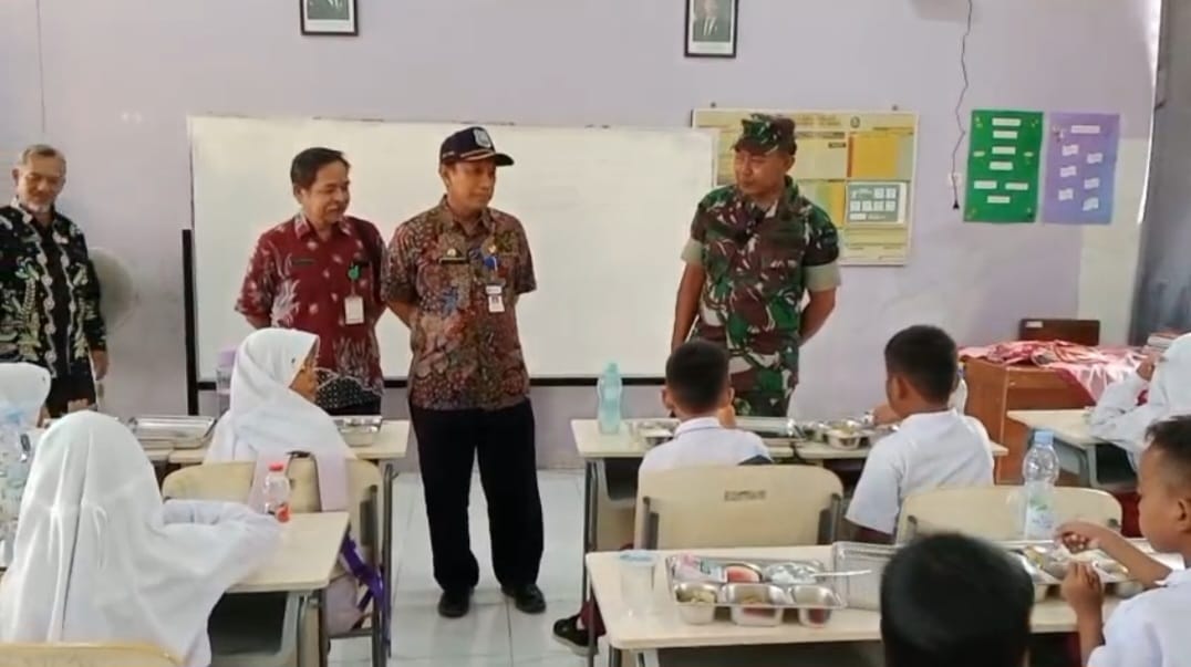 Siswa Senang, Kadisdik Kota Tegal Tinjau MBG di Sejumlah Sekolah 