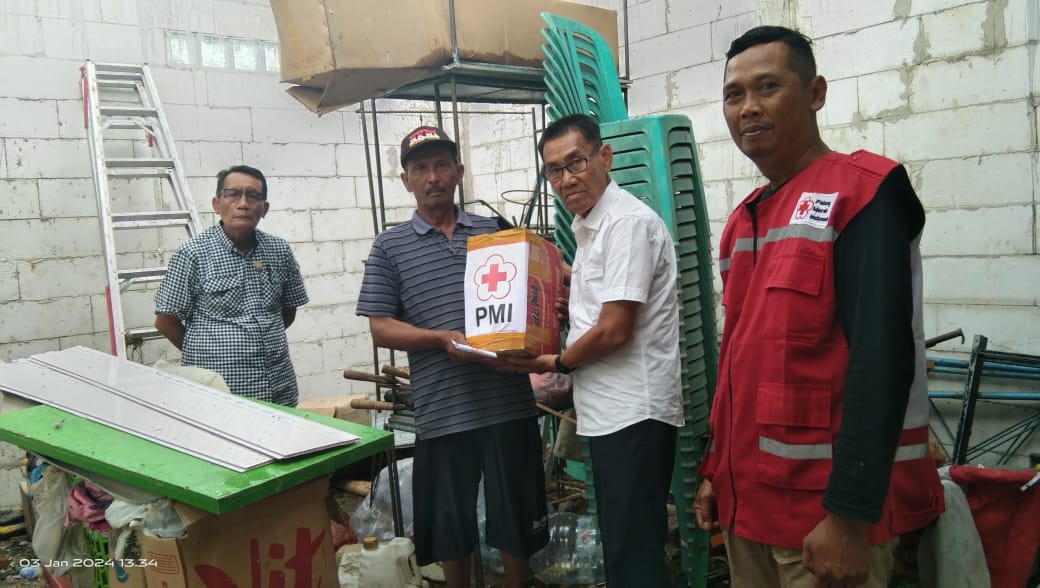 Warga Dukuhjati Kidul Dapat Bantuan dari PMI Kabupaten Tegal 