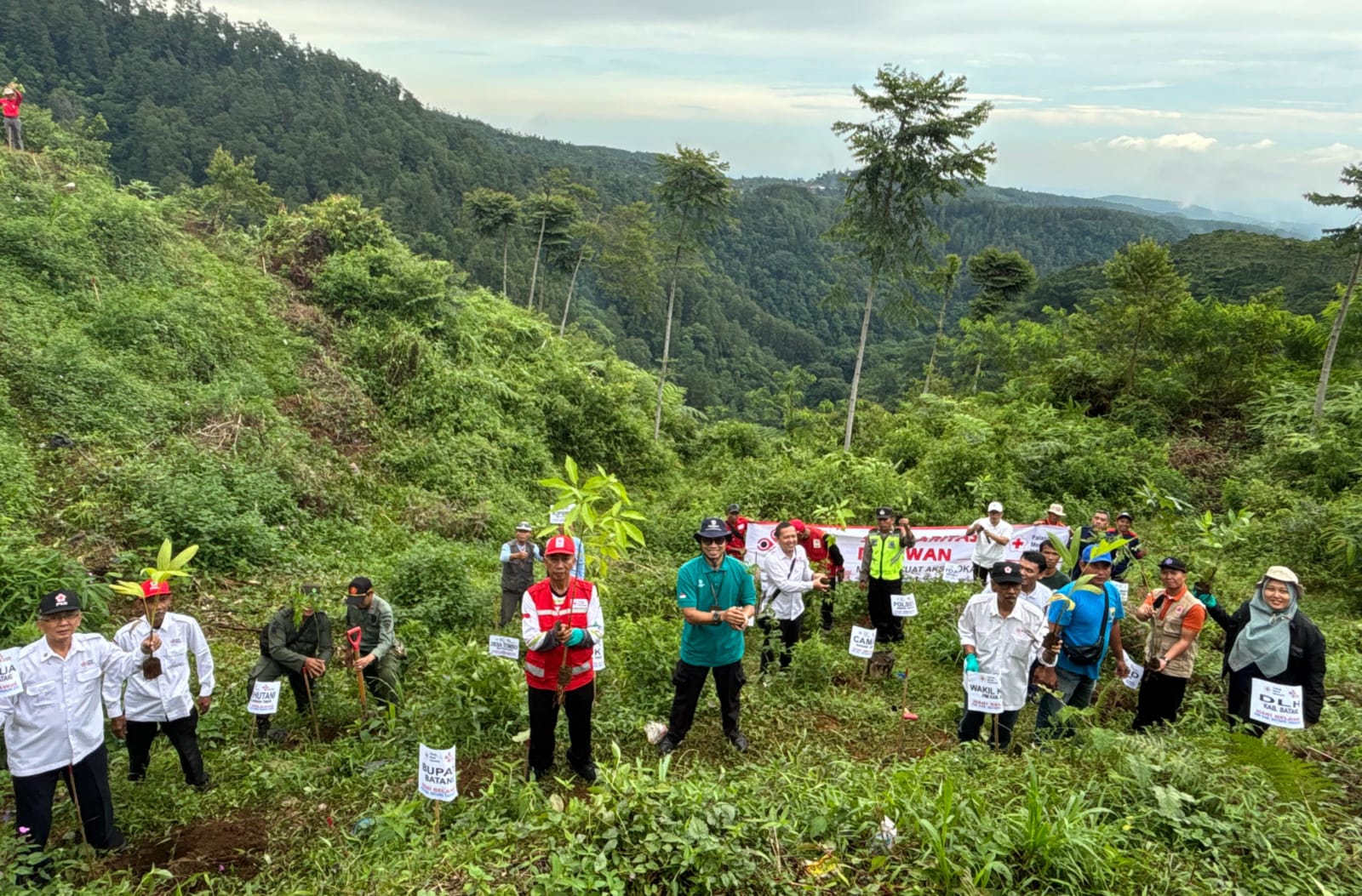 Aksi Nyata Hari Relawan PMI 2025 di Batang, Dari Hutan Gunung hingga Pesisir